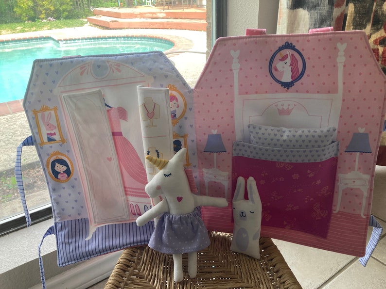 Once Upon A Time Princess Doll Set with Fabric Castle Book 6 pieces Stacy Iset Hsu Fabric Panel Child Friendly Travel Cloth Doll Set immagine 3