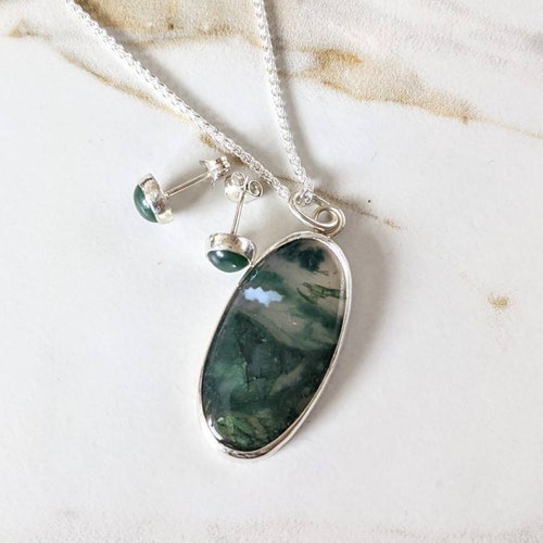 Moss agate pendant and earrings, shops green oval necklace with spiga chain and 6mm stud earrings bezel set