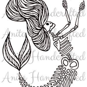 Pode incluir: Ilustração de arte de linha em preto e branco de um esqueleto de sereia com cabelo longo e fluente e uma cauda detalhada.