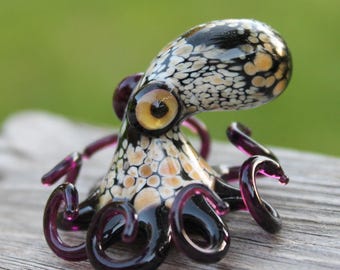 Beige Dark Purple Handmade Glass Octopus Figurine – Blue & Pink Lampwork Animal – Miniature Sea Creature – Ocean Decor – Unique Gift for