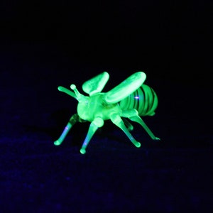 Uranium Glass Bee Figurine - Vaseline Glass Figurine Bee - Glass UV Bee - Unique Gift for Beekeepers and Art Enthusiasts