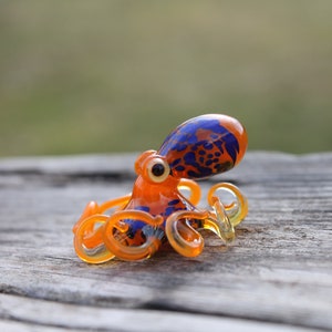 Liten orange bläckfiskfigur i glas Kraken-bläckfisk Glasblåst bläckfiskplanteringsdekoration