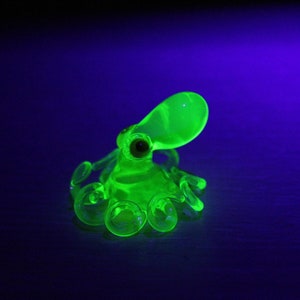 Uranium Glass Octopus Pendant Uranium Vaseline Glass Figurine Octopus Glass UV Ocean Octopus Kraken Glass Octopus Figurine