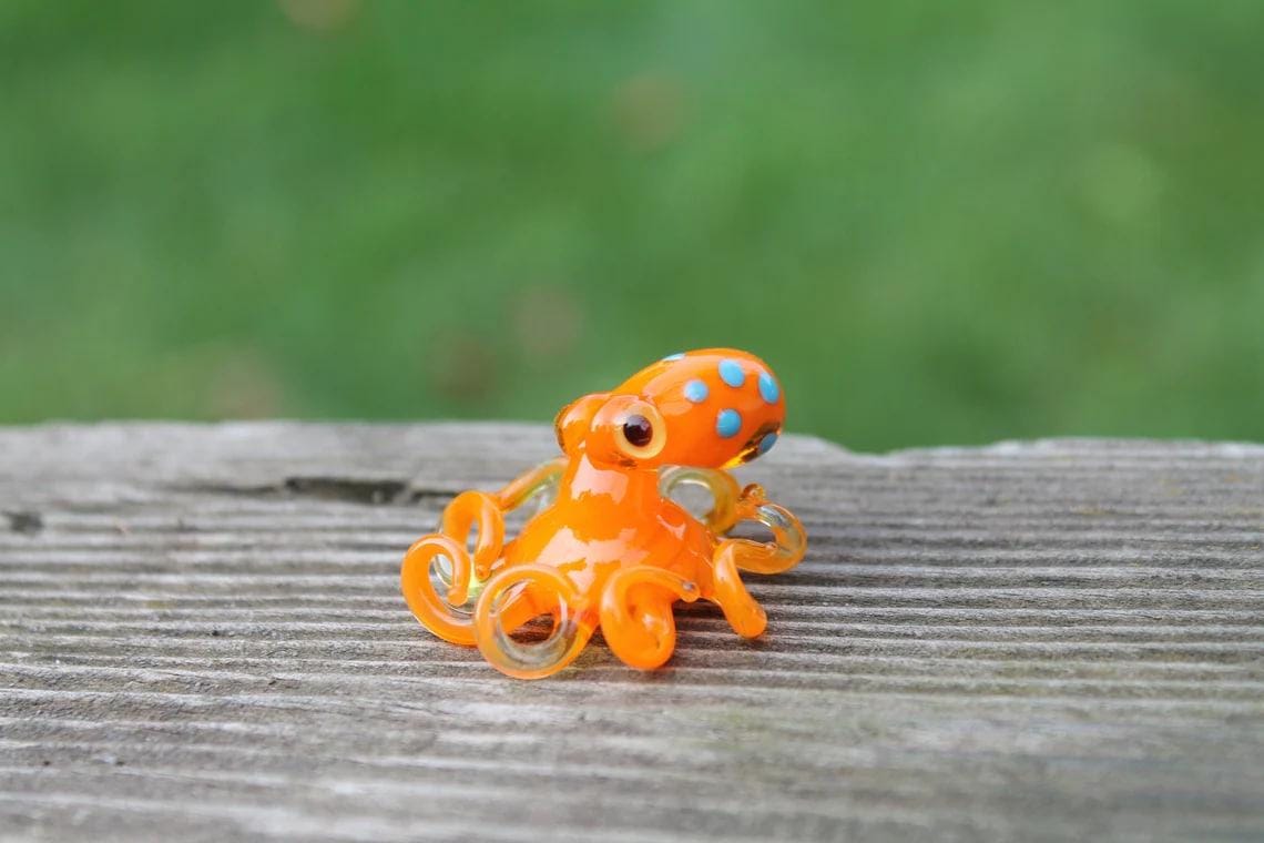吹きガラスのオレンジと青のタコのガラスの置物タコガラスの海のタコ