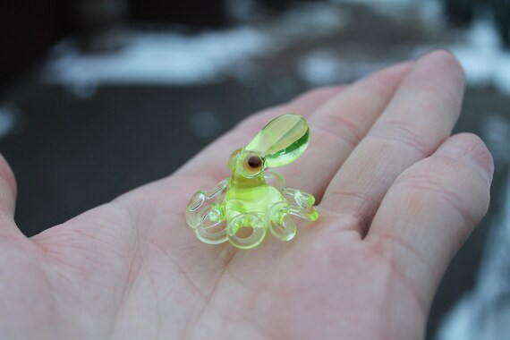 ウランガラスタコペンダント ウランワセリンガラス置物 タコガラスUV