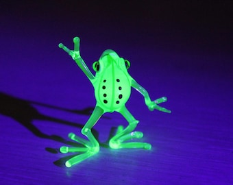 Rana di vetro all'uranio verde, statuetta da collezione soffiata a mano, statuetta di vetro di vaselina all'uranio soffiato, collana di rana, vetro UV, miniatura