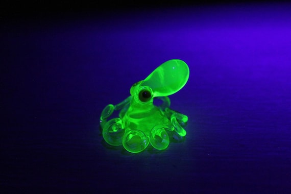 ウランガラスタコペンダント ウランワセリンガラス置物 タコガラスUV