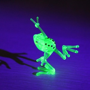 Uranium Glass Frog Hand-Blown Art Collectible Figurine Blown Uranium Vaseline Glass Figurine Frog necklace Glass UV Miniature