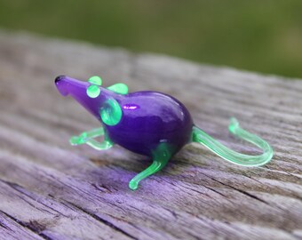 紫色のウランガラスのネズミ、ウランワセリンガラスの置物、ネズミ