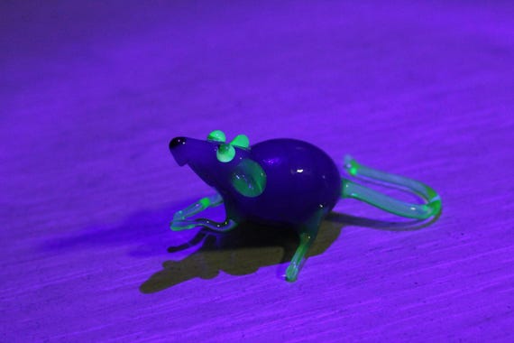 紫色のガラス製置物 約25cm 紫色のウランガラスのネズミ、ウランワセリンガラスの置物、ネズミ