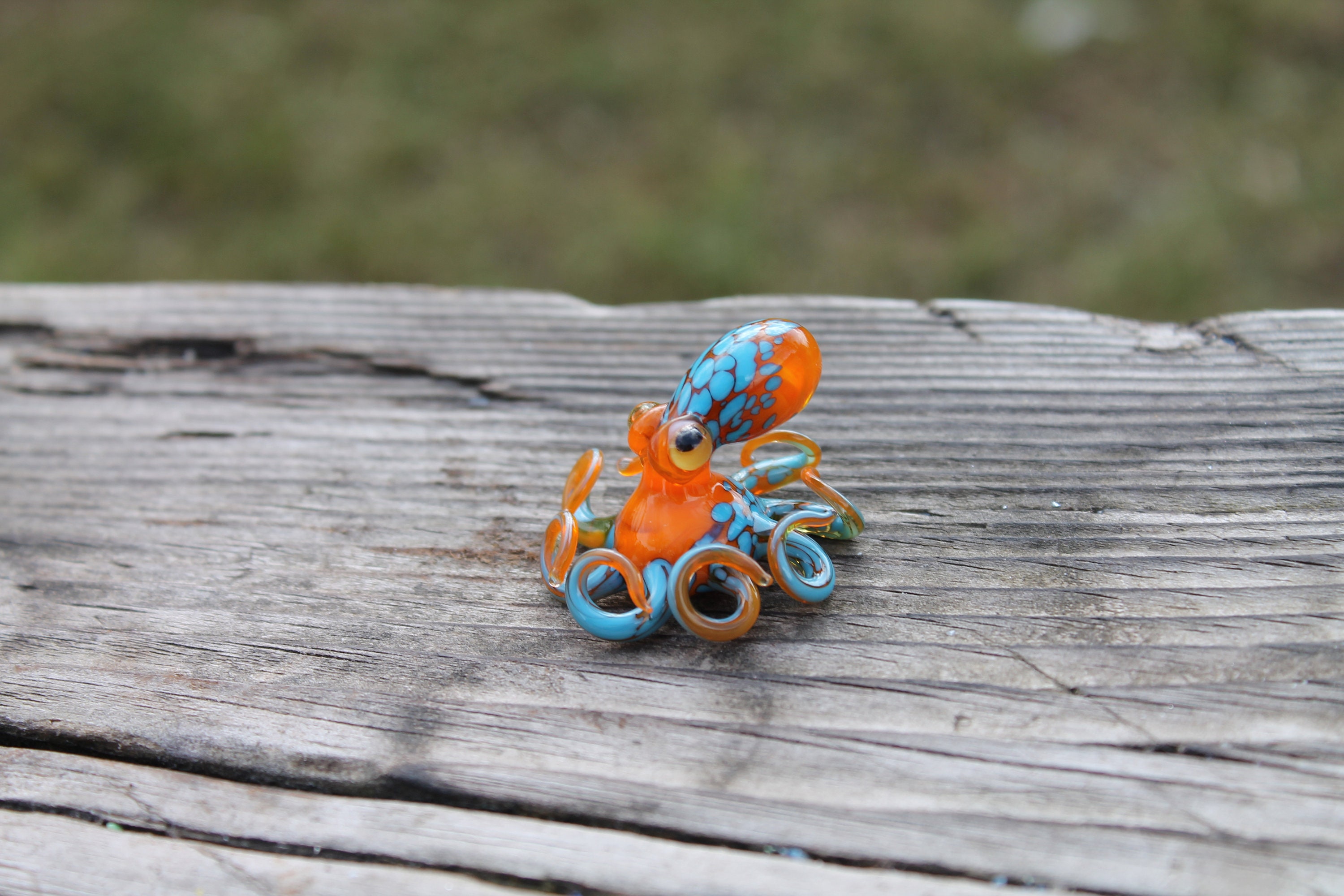 吹きガラスのオレンジと青のタコのガラスの置物タコガラスの海のタコ