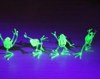 ウランガラスのカエルのセット 手吹きのコレクター向けフィギュア 吹き
