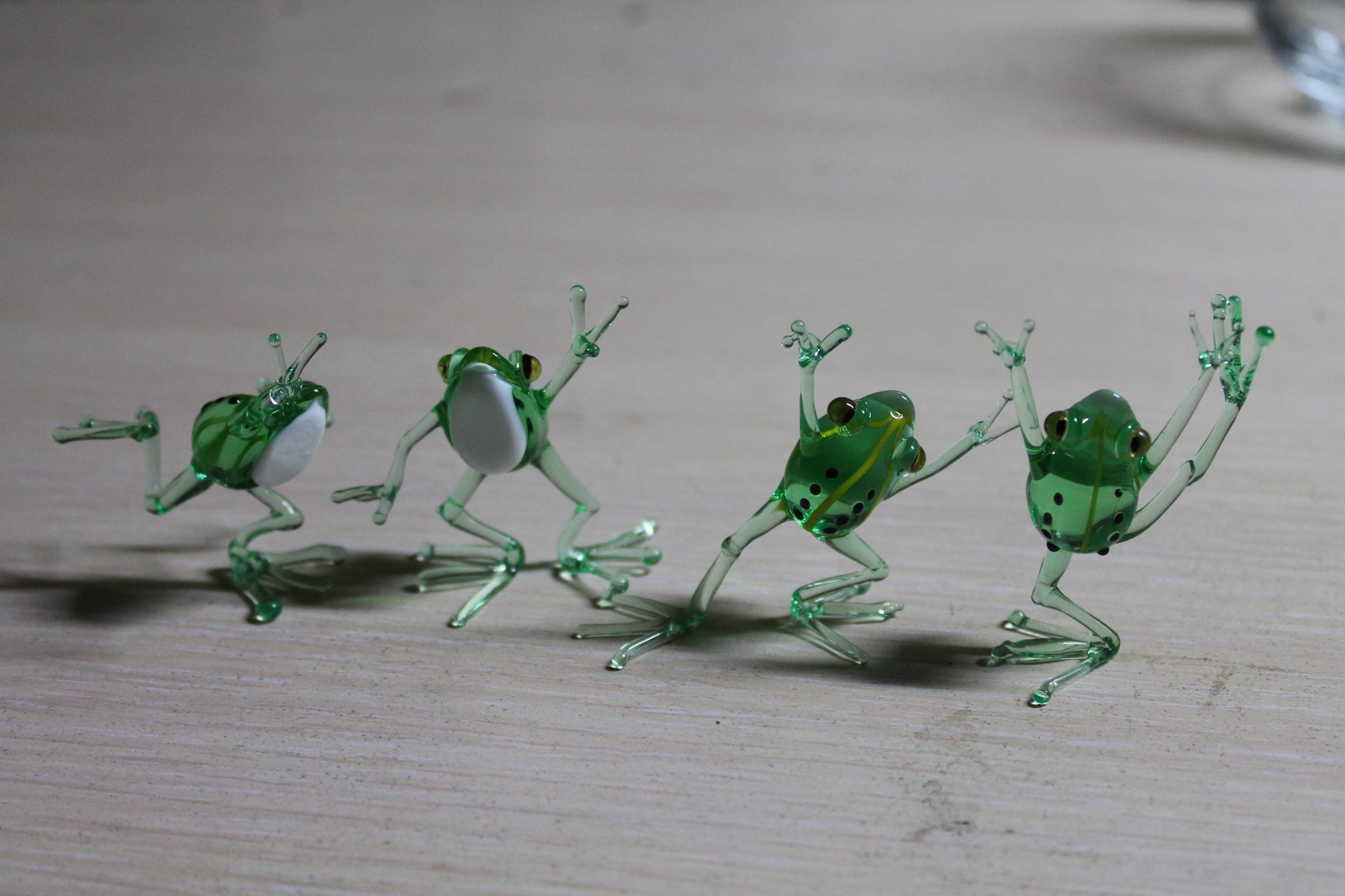 ウランガラスのカエルのセット 手吹きのコレクター向けフィギュア 吹き