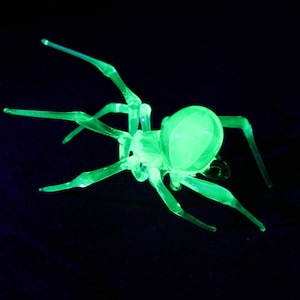 Hanging Uranium Glass Spider Uranium Vaseline Glass Figurine Pendant  Spider Glass UV Spider Glass  Figurine