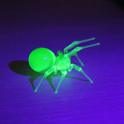 Figura de araña de vidrio con vaselina Figura de araña de vidrio con uranio Figura de araña de vidrio con rayos UV