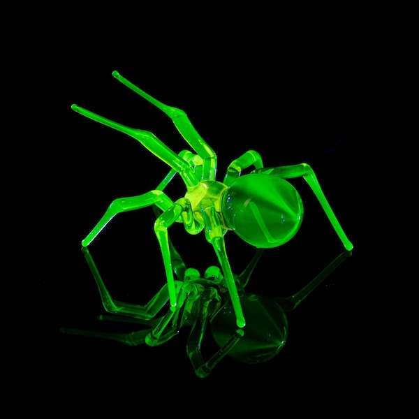 Spindelfigur i uranglas – Glödande grön lampspindel – Handgjord gotisk Halloweendekoration – Kuslig söt UV-reaktiv skulptur