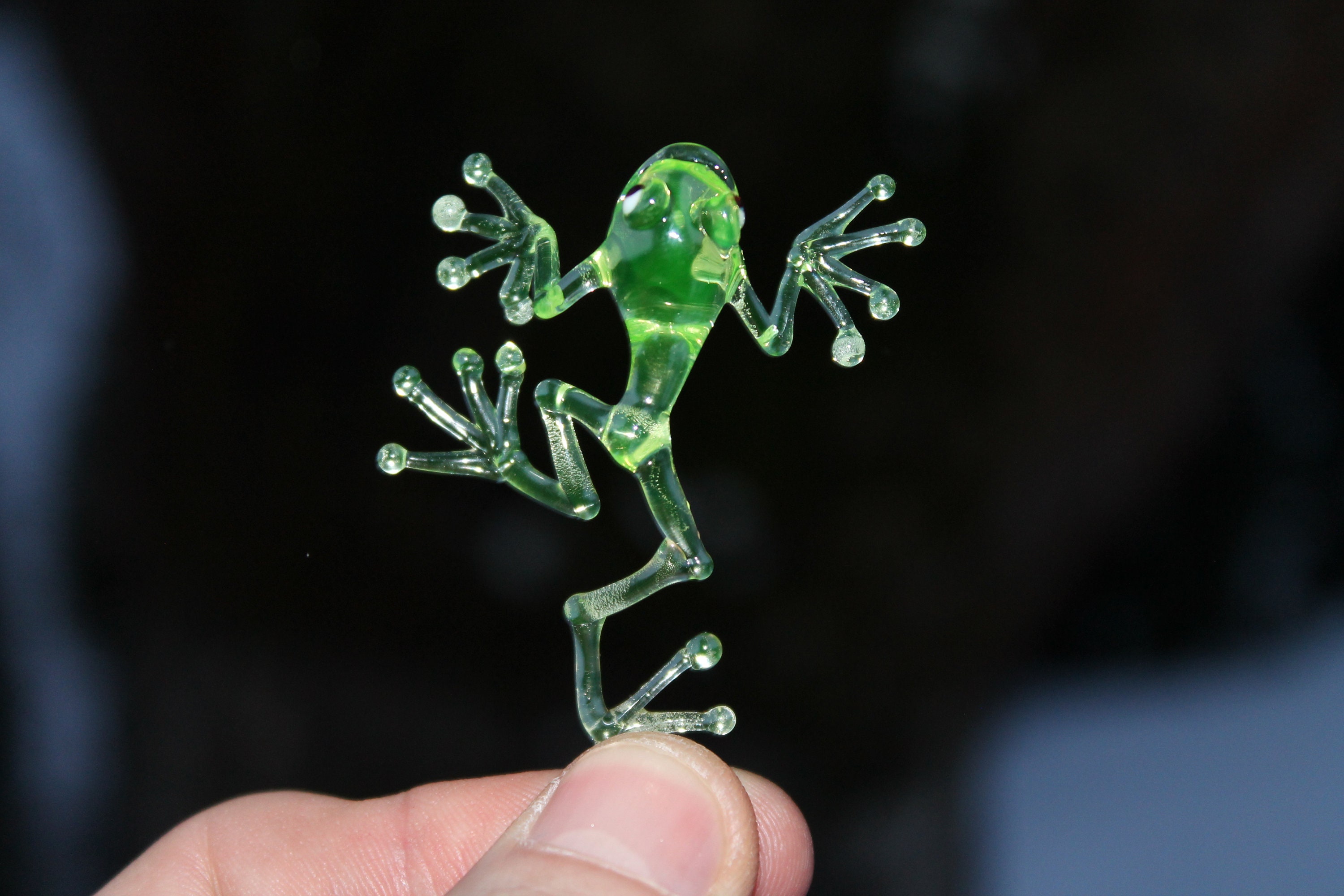 ウランガラスのカエルペンダントペンダント吹きガラスのカエルウラン