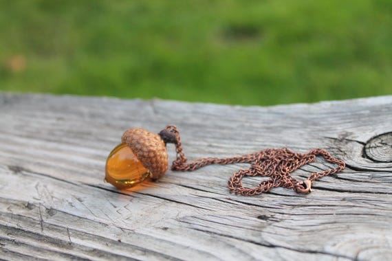 ウランネックレス ガラスのどんぐりネックレス 炎の細工で作られた 