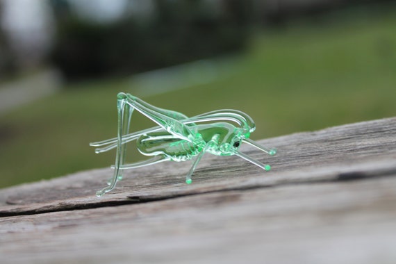 ウランガラスバッタガラス UV 昆虫彫刻グッズ置物イナゴワセリンガラス