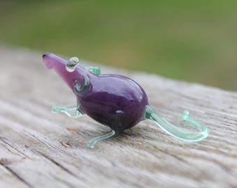 紫色のガラス製置物 約25cm 紫色のウランガラスのネズミ、ウランワセリンガラスの置物、ネズミ
