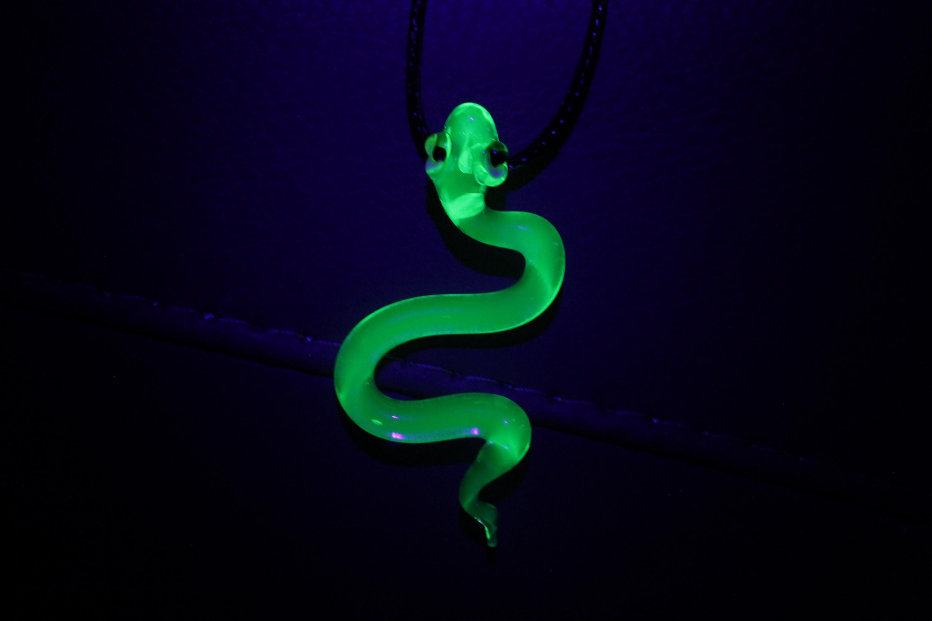 ウランガラスヘビペンダントウランワセリンガラス置物ヘビガラス UV