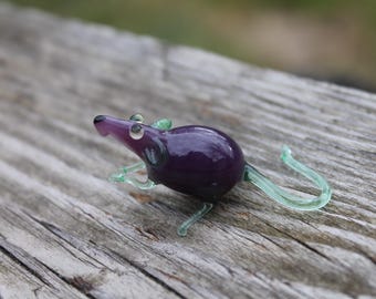 紫色のウランガラスのネズミ、ウランワセリンガラスの置物、ネズミ
