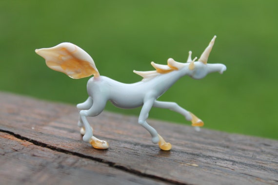 Handgefertigtes Glas mit Einhorn-Tiermotiven, Glaskunst, mundgeblasenes Glas, Glasskulptur, mundgeblasene Glasfigur