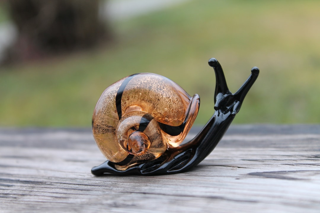 ガラス カタツムリの手彫刻 カタツムリ ガラス彫刻 ガラス カタツムリ