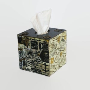Cubierta de caja de pañuelos de papel Sellos de viaje Tema de viaje Regalo de viajero Caja de pañuelos cuadrados Regalo turístico Sellos de pasaporte Mapa del mundo Brújula Aviones Equipaje
