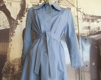 Vtg 70s light blue trenchcoat/raincoat/Single buttoning/Wrap belt/Pockets/Size M-10-US/Impermeabile azzurro anni 70/Abbottonatura centrale/M