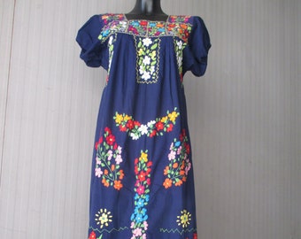 Vtg 70s blue Oaxacan dress/Mexican dress/Hand embroidery/Cotton/Short sleeves/Ankle length/Size S-M/Abito Messicano anni 70/Ricamato a mano