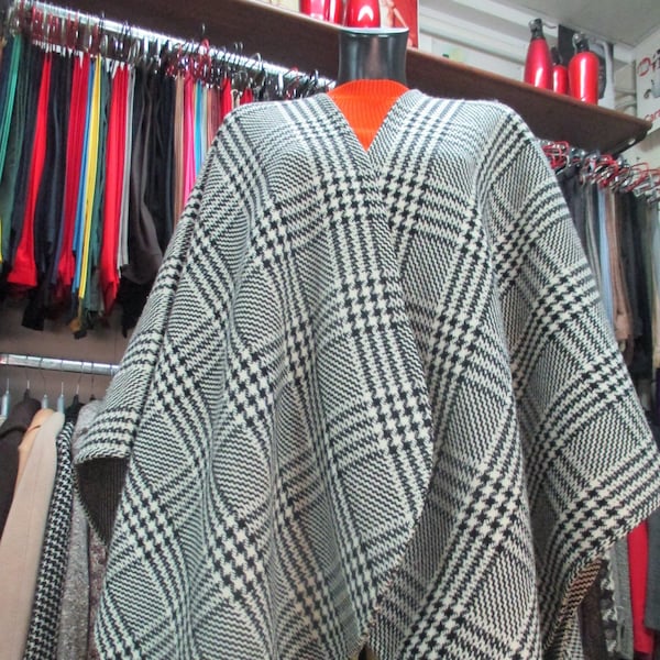 Vtg 80s double-faced plaid cape/Vtg cloak/Black and white/Wool/No closure/One size/Mantella reversibile quadri anni80/Bianca e nera/Tg.unica