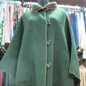 70s/80s loden cape. Made in Tyrol by &quot;Lindner&quot;/Green outside/Red inside/Double collar/Toggles/One size/Mantella Tirolo anni 70-80/Verde/S-M