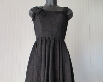 Tailored 50s black sleeveless dress/Tooled fabric/Flower on chest/Rockabilly/Swing dress/Sz 4-6US/Vestito nero anni 50/Tessuto operato/Tg 40