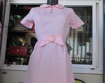 Deadstock 60s Mods pale pink dress/Peter pan collar/Golden buckle and buttons/Size 6 US/Vestito anni 60 rosa pallido con fibbia dorata/Tg.42
