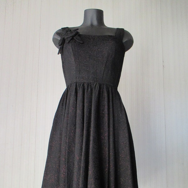 Tailored 50s black sleeveless dress/Tooled fabric/Flower on chest/Rockabilly/Swing dress/Sz 4-6US/Vestito nero anni 50/Tessuto operato/Tg 40