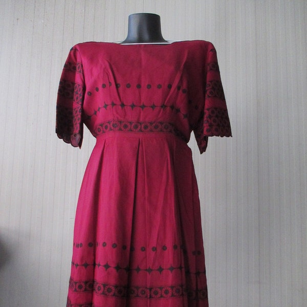 Early 50s tailored pleated burgundy cotton dress/Black embroidery decorations/Lined/Size S/Abito bordò primi anni 50/Decorazioni nere/Tg. S