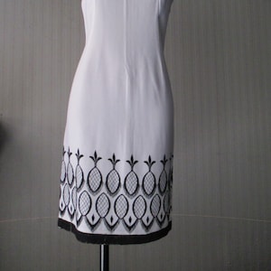 Vtg 50s white linen pineapple dress/Pencil dress/Black embroidery/Sleeveless/Round collar/Size 8 US/Abito lino anni 50  con ananas/Tg/44 IT