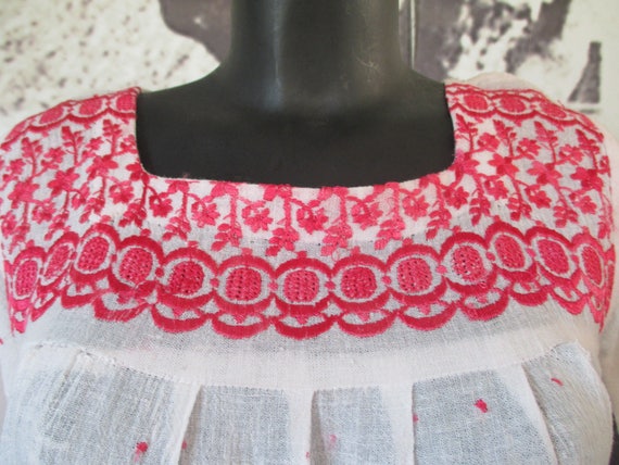 70s hippy-boho top/White cotton gauze/Red embroid… - image 2