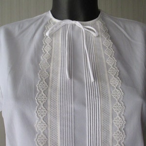 Vtg 50s white blouse/Round collar/Front lace/Back buttoning/Poly/Size M/Camicetta anni 50 bianca/Manica corta/Bottoni dietro/