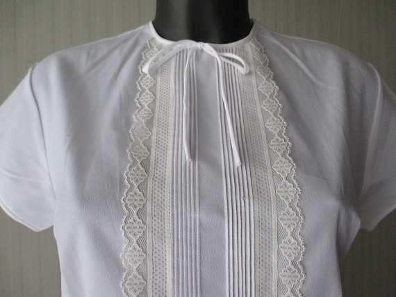 Vtg 50s white blouse/Round collar/Front lace/Back… - image 1