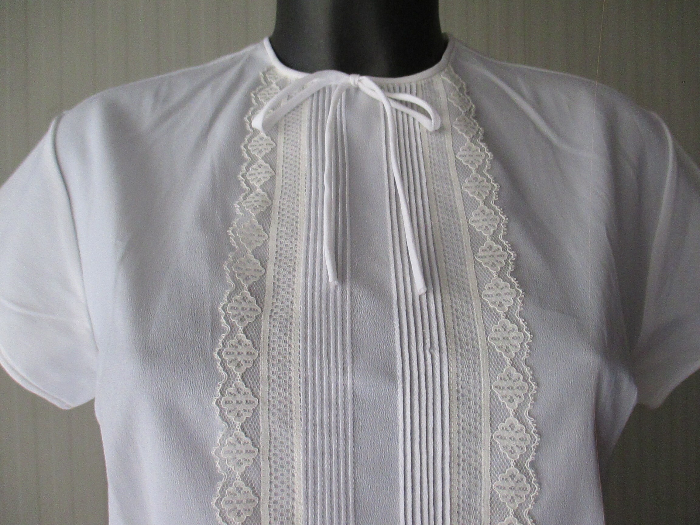Vtg 50s white blouse/Round collar/Front lace/Back buttoning/Poly/Size M/Camicetta anni 50 bianca/Manica corta/Bottoni dietro/