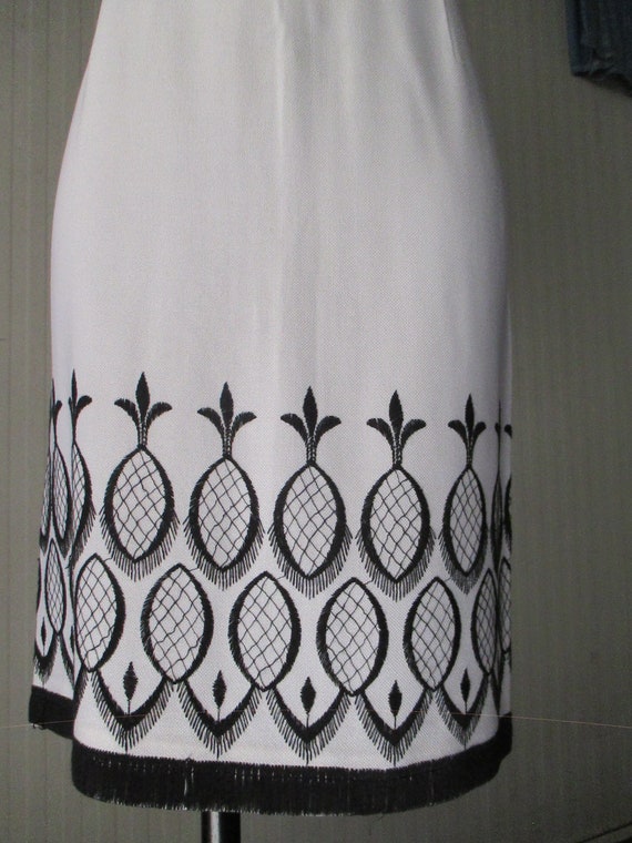 Vtg 50s white linen pineapple dress/Pencil dress/… - image 4