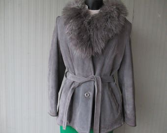 Shirling grigio anni 70 con cintura.Tg 44-46/70s grey shirling with belt/Faux fur collar/Inner faux fur/Two side pockets/Size 10 US