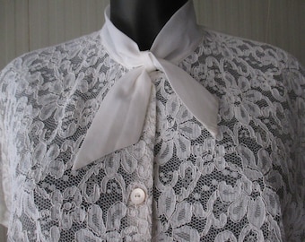 50s white macramè lace blouse/Tie-collar/Short sleeves/Poly/Size S-M/Blusa bianca anni 50/Pizzo macramè/Colletto cravatta/Manica corta/Tg.44