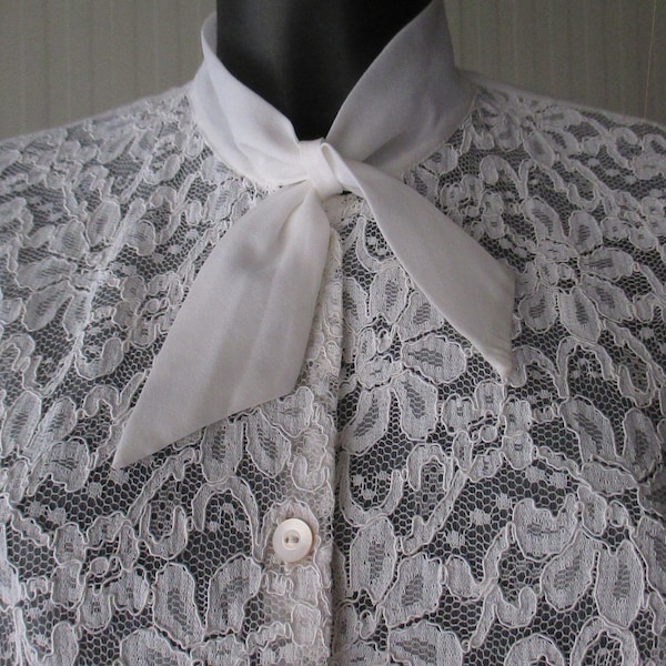 50s white macramè lace blouse/Tie-collar/Short sleeves/Poly/Size S-M/Blusa bianca anni 50/Pizzo macramè/Colletto cravatta/Manica corta/Tg.44