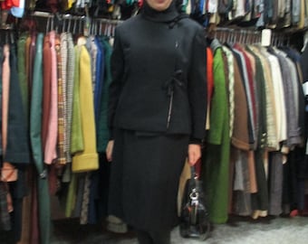 Amazing 50s tailored black skirt suit/Pink lining with black polka dots/Side closure with bow/Size 6 US/Tailleur anni 50.Fodera pois.Tg.42