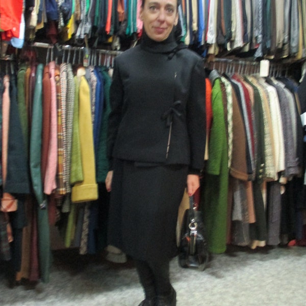 Amazing 50s tailored black skirt suit/Pink lining with black polka dots/Side closure with bow/Size 6 US/Tailleur anni 50.Fodera pois.Tg.42