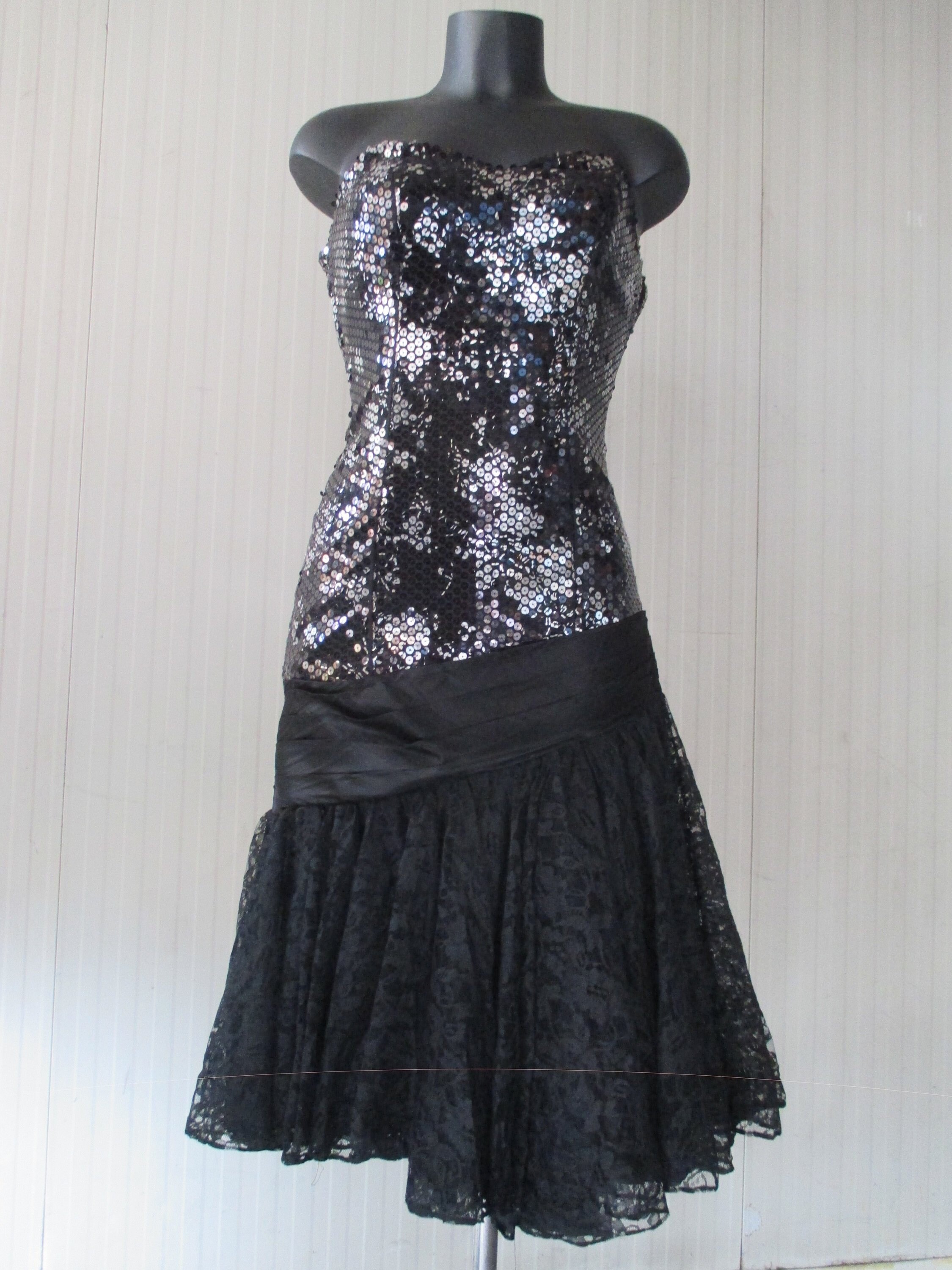 80s black off shouder sequin dress Boned bodice Low waist Ruffle lace bottom Size 6 8 US Abito nero pailette anni 80 Spalle nude Tg.40.42 IT Etsy Mexico