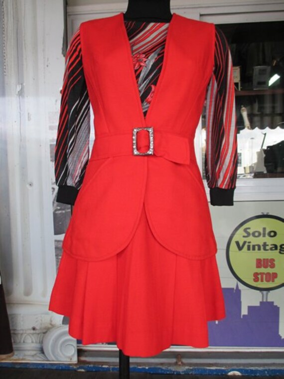 Stunning 60s red orange skirt suit/Silvery belt wi